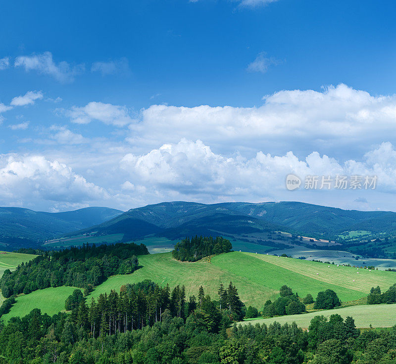 全景春季景观75MPix XXXXL大小-高地，蓝天